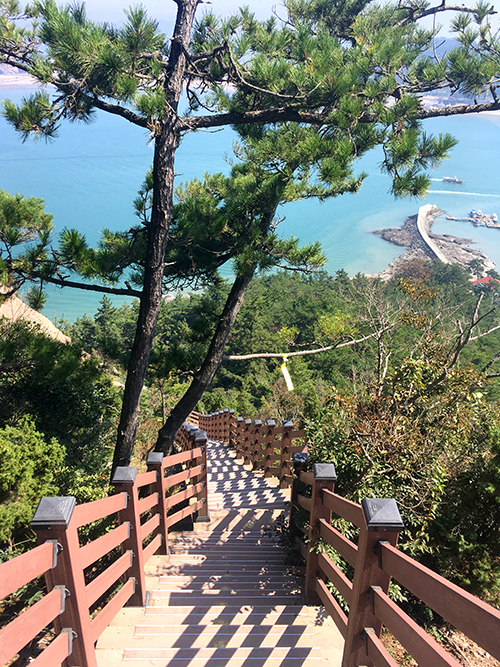 계단-내려가는-길