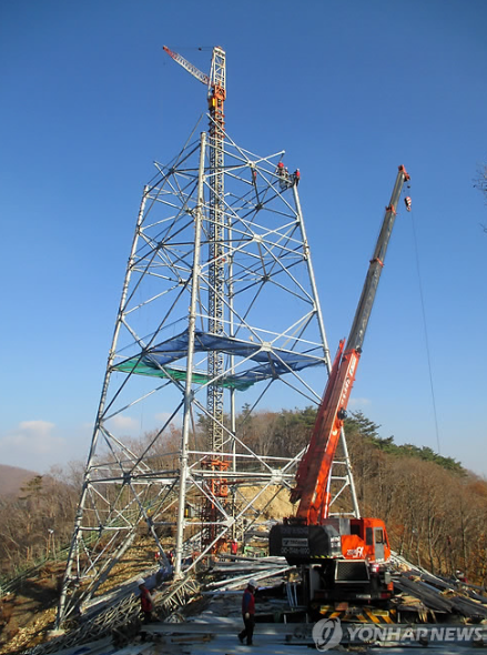 송전탑 건설중
