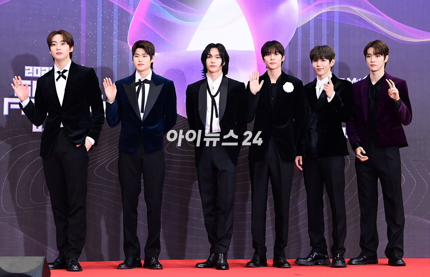 그룹 라이즈(RIIZE)가 15일 오후 서울 여의도 KBS홀에서 열린 '2023 뮤직뱅크 글로벌 페스티벌' 레드카펫 포토월 행사에 참석하고 있다. [사진=정소희 기자]