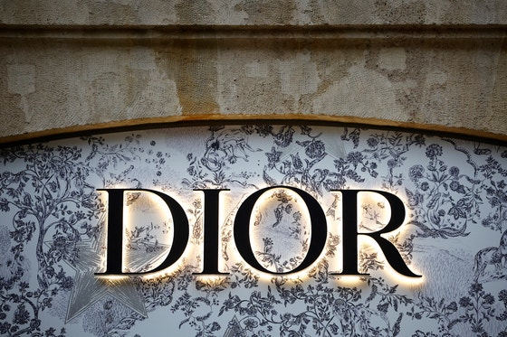 프랑스 파리 디올 매장의 로고
