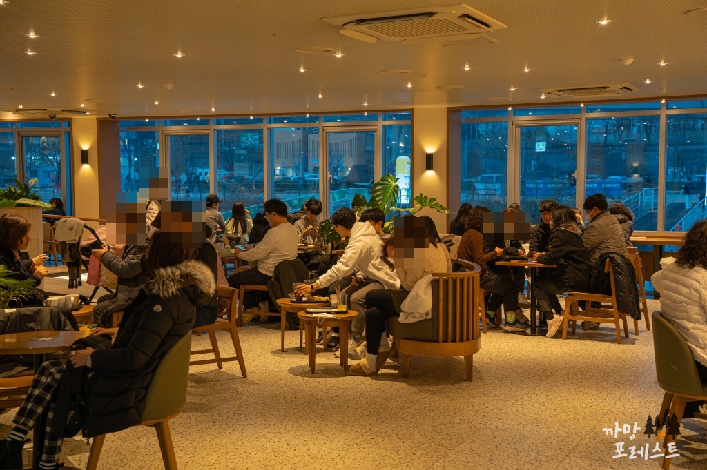 스타벅스 망원한강 공원점 내부