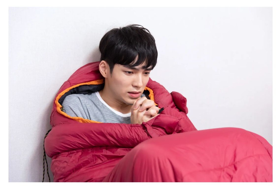 추워하는 여자 이미지