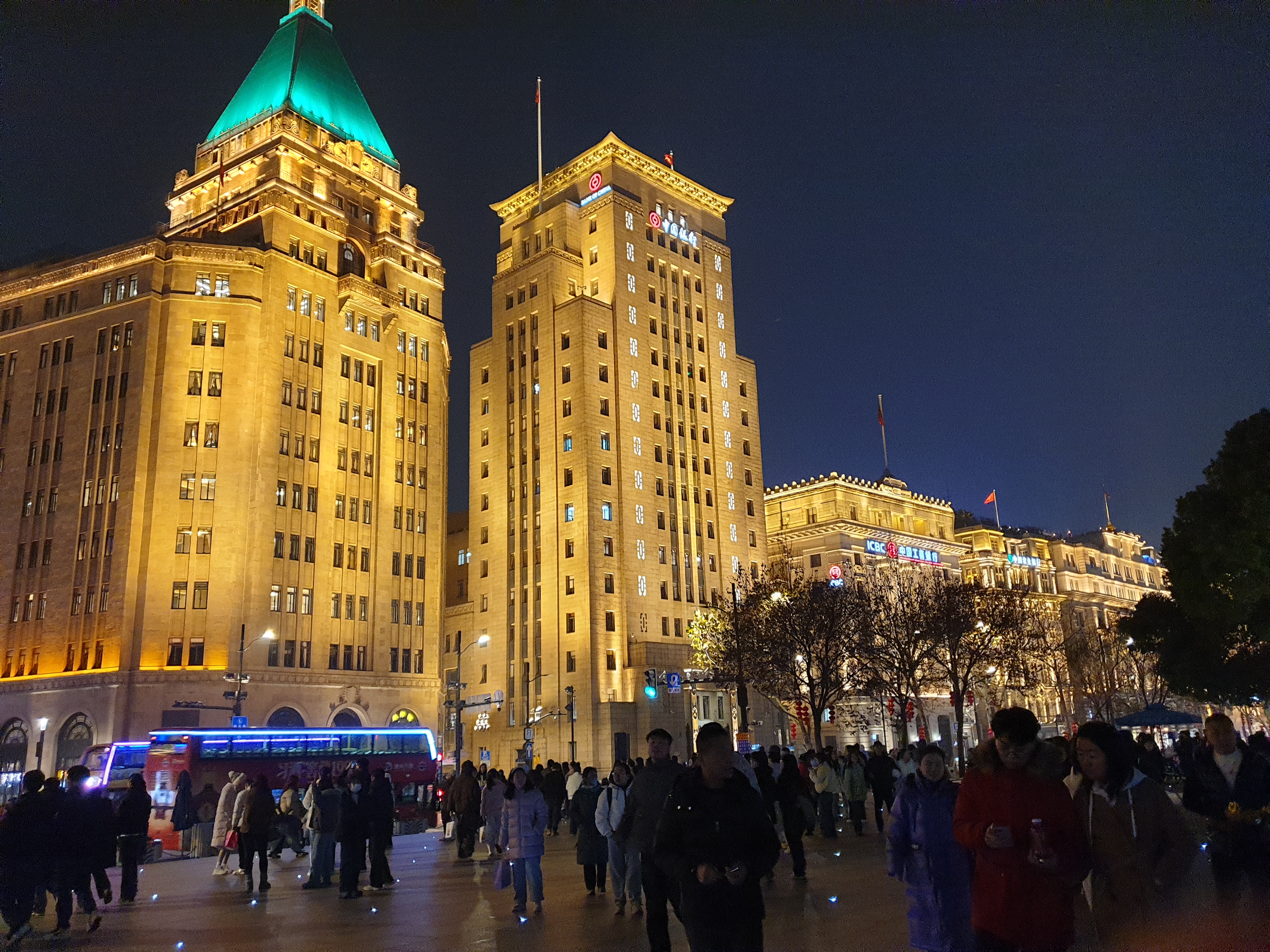 캄캄한 밤하늘에 조명으로 밝게 빛나는 근현대 서양식 건물들