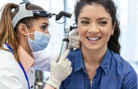 의사가-환자의-귀를-진찰-하고-있다