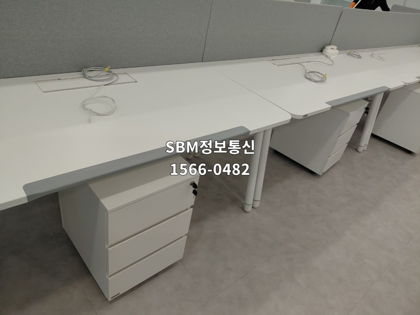 [현장 팩트 5] 창가 독립 공간의 책상 인입구와 벽면 연결 위치