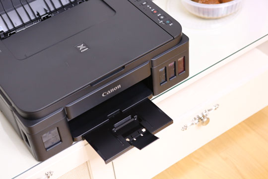 캐논 잉크젯 프린터가 유리 테이블 위에 놓여 있는 모습