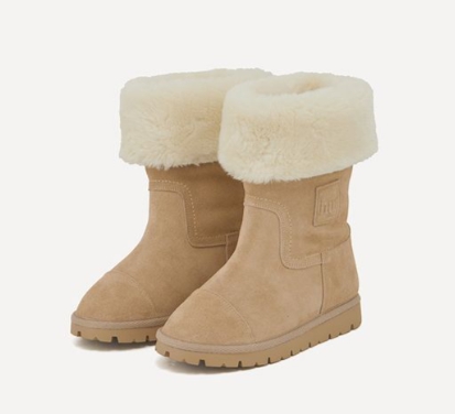 겨울 여행 시 필수 아이템 털 부츠