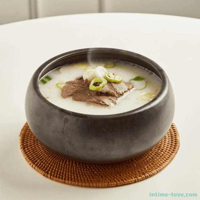 사골과 양지를 넣고 끓인 곰탕