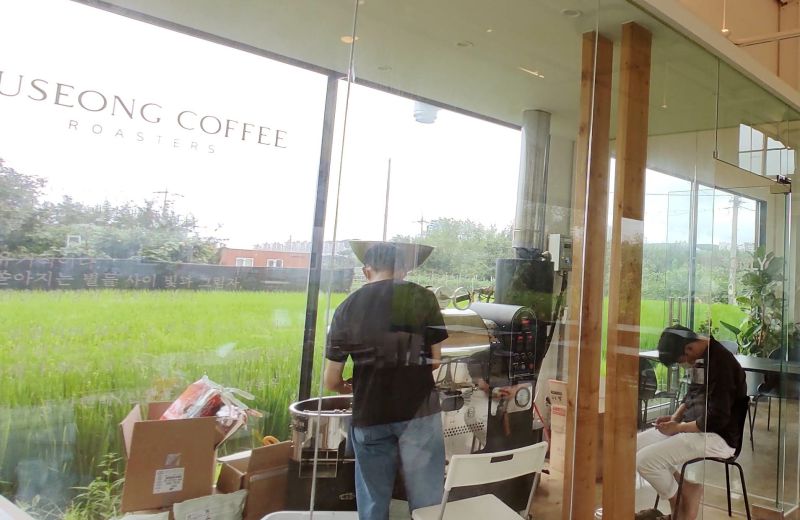 카페 입구쪽에 있는 로스팅기계