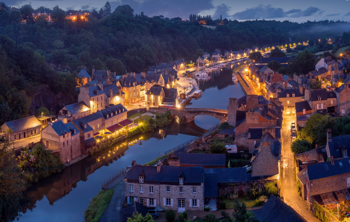 유럽 여행 첫 여행지 추천: 파리 5일 일정 베스트 루트
파리는 언제나 옳지만, 유럽 첫 여행지로 선택했다면 그 의미는 더욱 특별합니다.
수많은 유럽 도시 중에서도 파리 5일 일정은 예술과 역사, 감성, 미식을 모두 담을 수 있는 완벽한 코스입니다.
이번 글에서는 파리를 처음 여행하는 분들을 위해
루브르 박물관부터 몽마르뜨 언덕, 베르사유 궁전까지
유럽 여행을 대표하는 핵심 명소를 중심으로
5일간의 베스트 루트를 제안드릴게요.