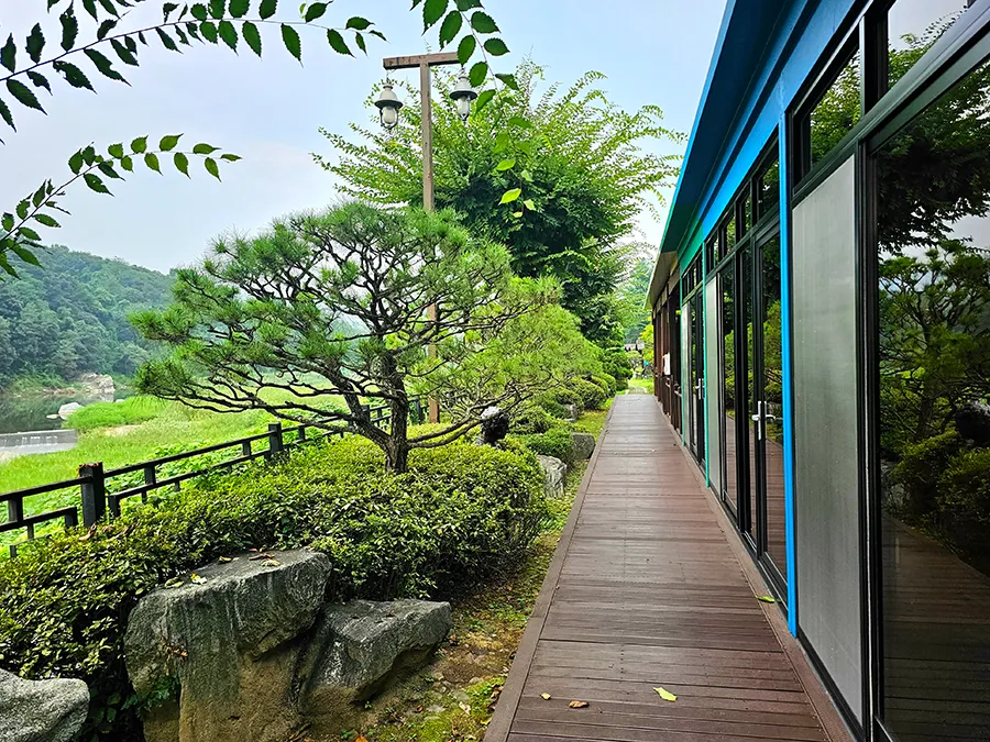 경기도-양평-쉐라빌호텔-가족탕이-있는-패밀리룸-테라스-외부모습-정원과-리버뷰