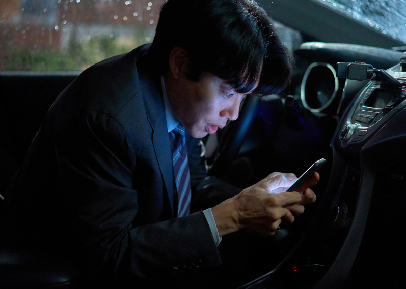 영화 계시록, 권양래 집 앞 권양래가 차에 삽과 자재를 싣는 걸 보고 경찰에 신고하는 민찬