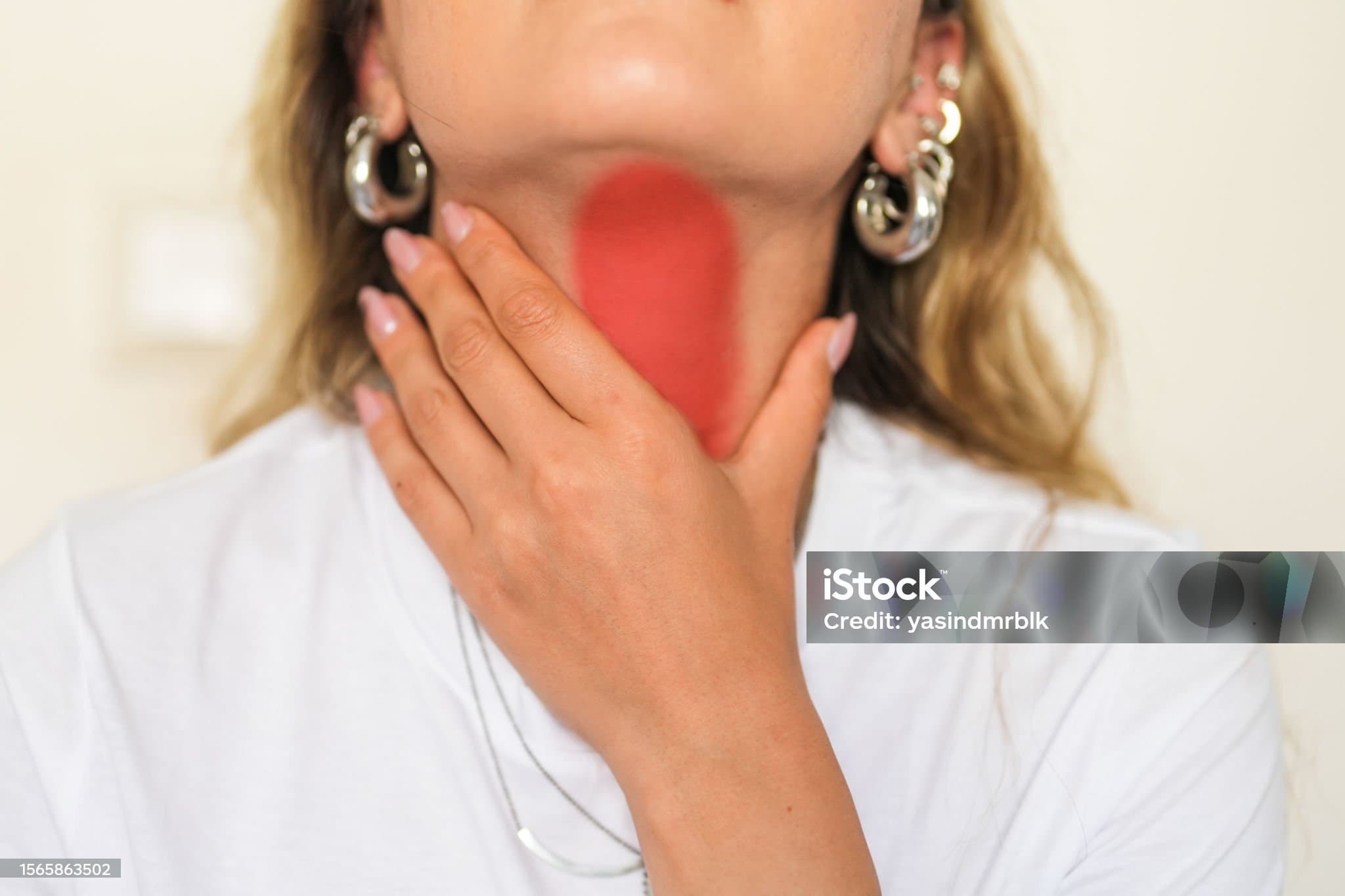 목에서 피가나는 증상 그냥 피로 때문일까?