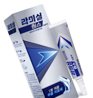 라미실 원스를 사용 전 흔드는 모습