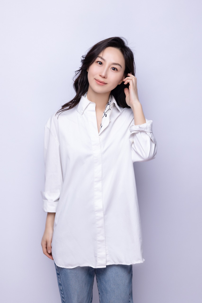 화이트 셔츠의 매력: 간결함 속에 숨은 우아함