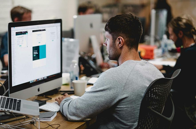 출처: Unsplash 제공, 일하는 회사원 남자 사진