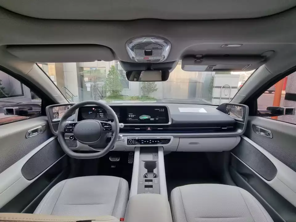 아이오닉 6 실내 분위기는 이렇습니다.