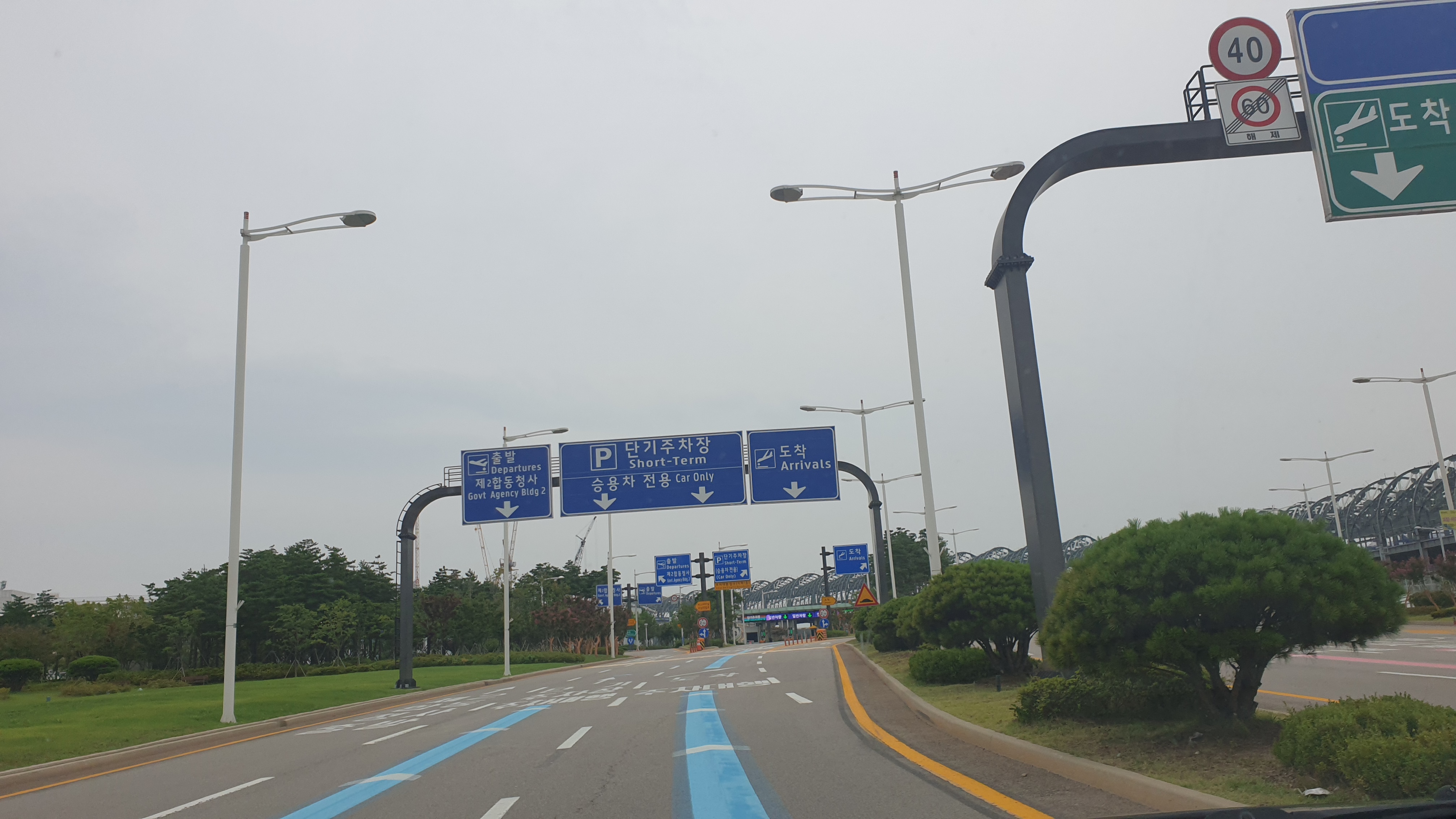 표지판 3개중 가운데 단기주차장 확인