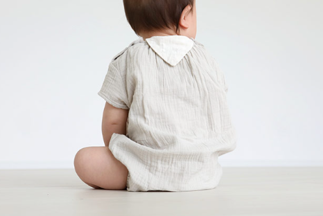 아기 옷을 입은 아기.