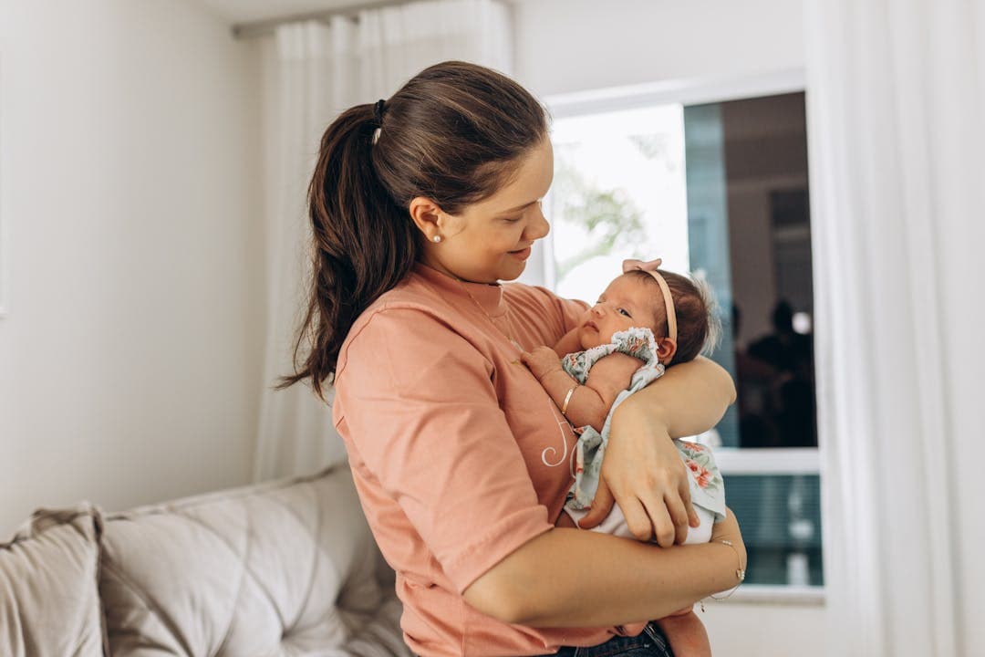 생후 몇 주 된 아이를 안고 있는 엄마, 0세 대상 부모급여 지원 시점
