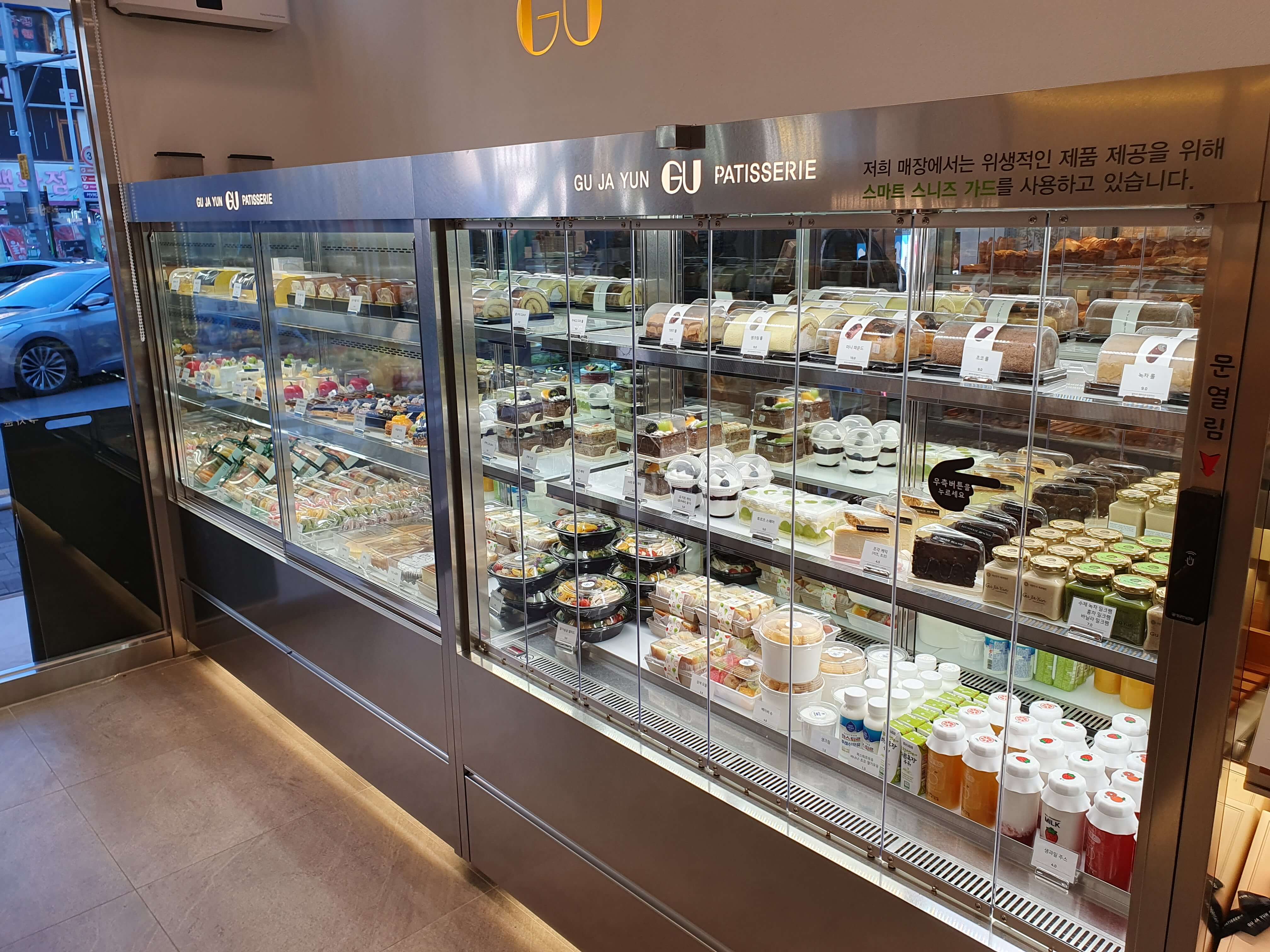 냉장 진열된 샌드위치, 샐러드 등