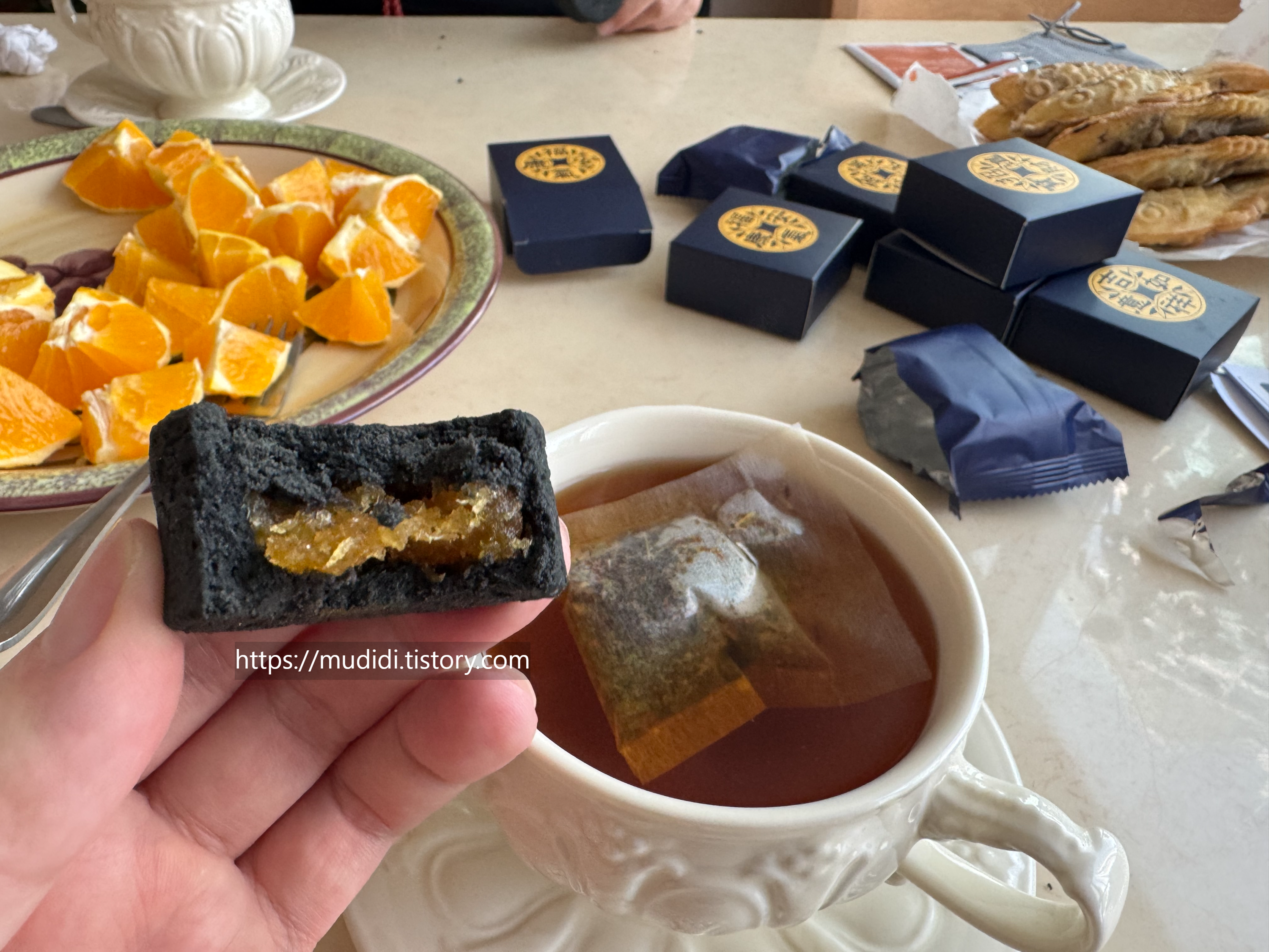 대만 출장 선물로 받은 흑금펑리수, 포장부터 맛까지 모두 색다르다