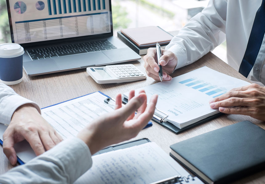 새출발기금 상담을 받는 소상공인의 모습, 서류와 상담 장면