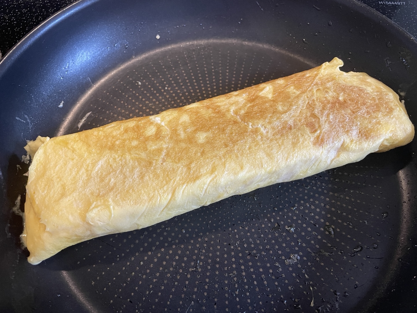 달걀말이 완성 - 프라이팬 위에 올려져 있음