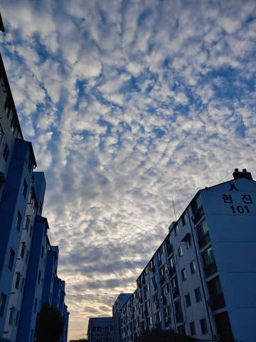 동네-드넓은-바다와-같은-하늘과-구름