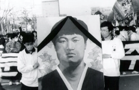 백골단, 강경대 열사, 김정현, 윤석열 대통령, 체포영장, 반공청년단, 민주화 운동, 시위 진압, 국민의힘, 정치 논란, 역사적 상처