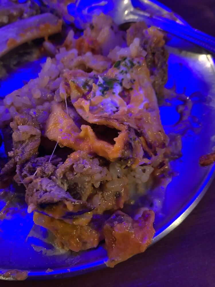 고기와 소스가 잘 섞인 매콤 앤 찰라다