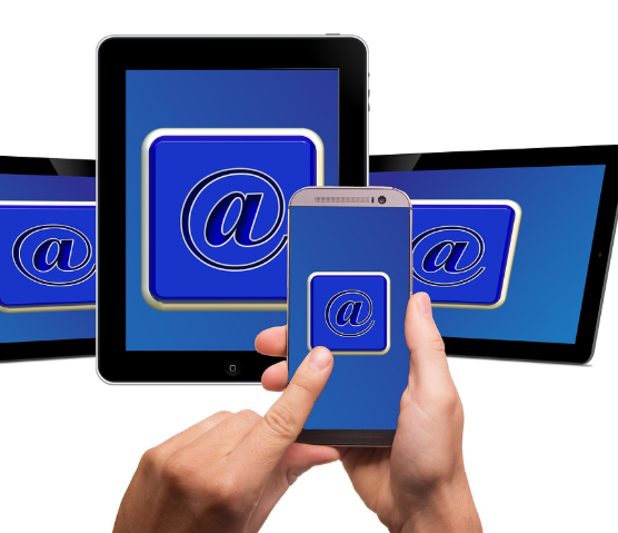 스마트폰 알림을 클릭하는 모습