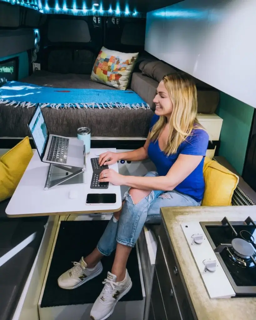 벤츠 스프린터 캠핑카, 디지털 노마드들의 완벽한 이동식 오피스