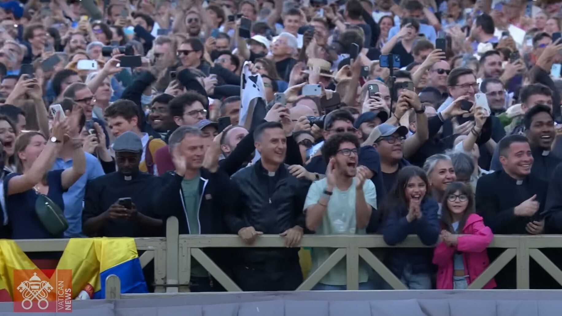 2025년 5월 새교황 선출에 감동하는 사람들