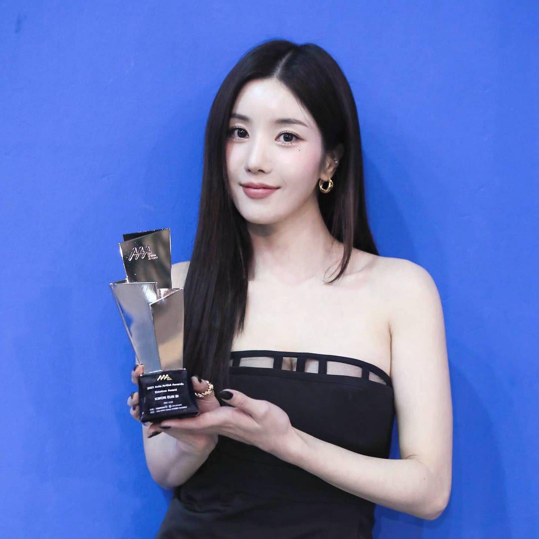 아이돌-idol-kpop-가슴-가슴골-슴골-boobs-cleavage-midriff-엉덩이-엉밑-엉밑살-butt-섹시-몸매-body-sexy-허벅지-thighs-도끼-cameltoe-nsfw-legs-cheeks-아이즈원-izone-권은비-kwon-eunbi