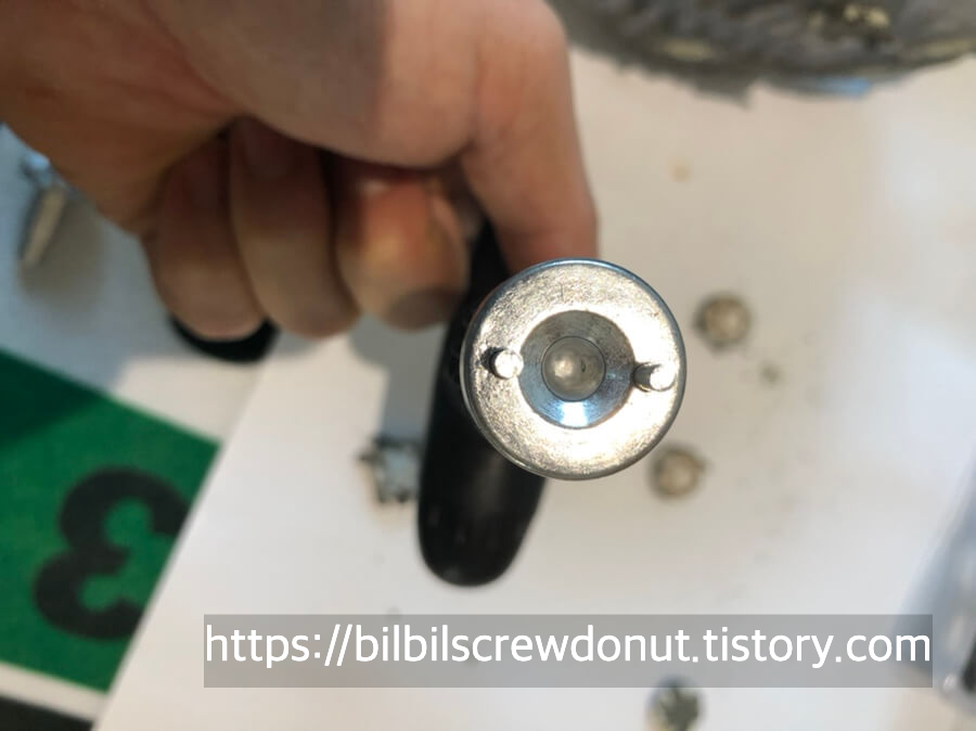 렌치 아래 부분