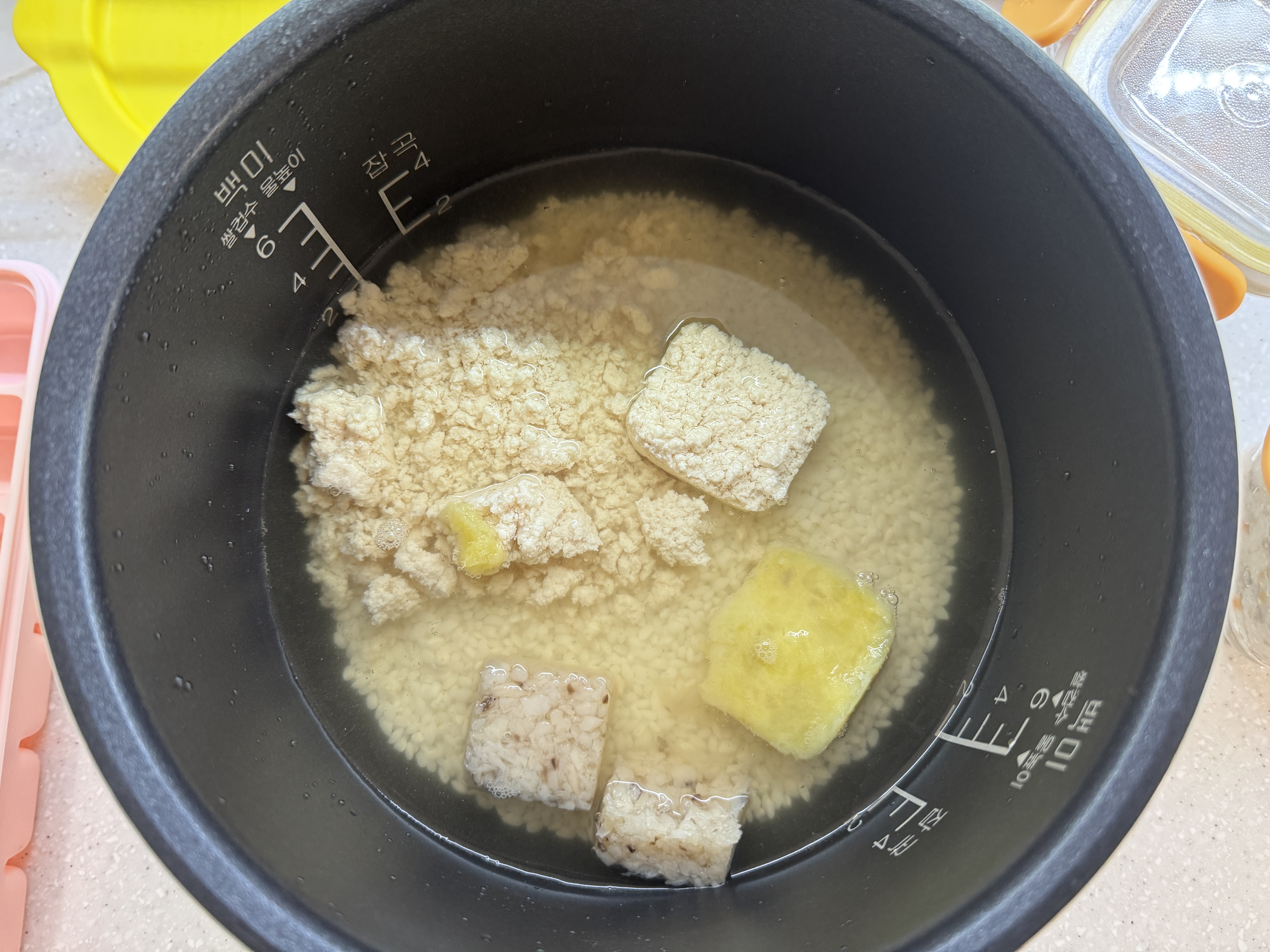 밥솥에 불린 쌀, 채수, 닭고기, 새송이버섯, 고구마를 넣은 사진