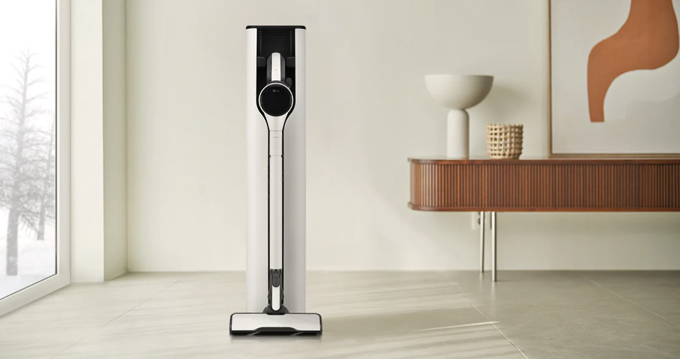 거실에 놓여 있는 청소기