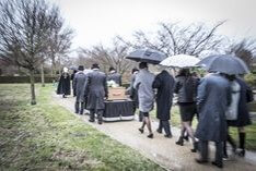 비오는-날-장례식에-사람들이-우산을-쓰며-상여를-따라가는-모습