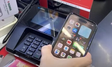 애플페이로 결제하는 장면입니다