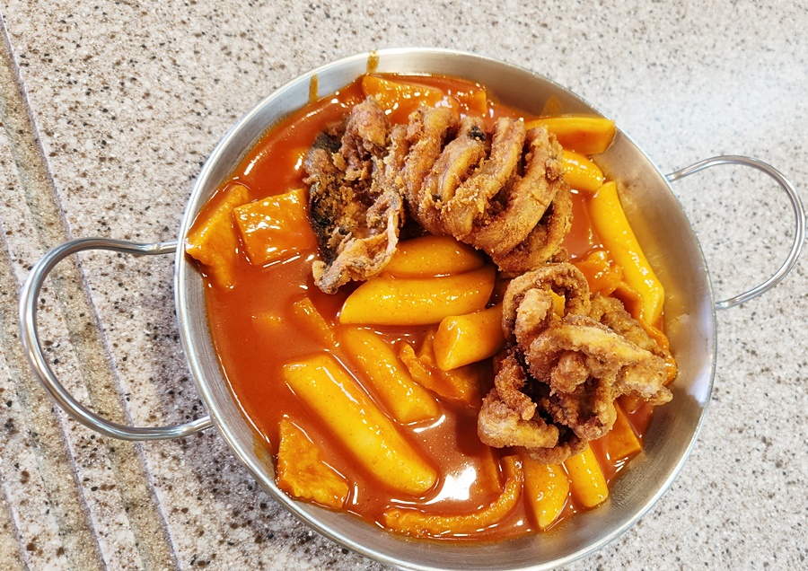 떡볶이 위에 통오징어튀김이 올라가 있음