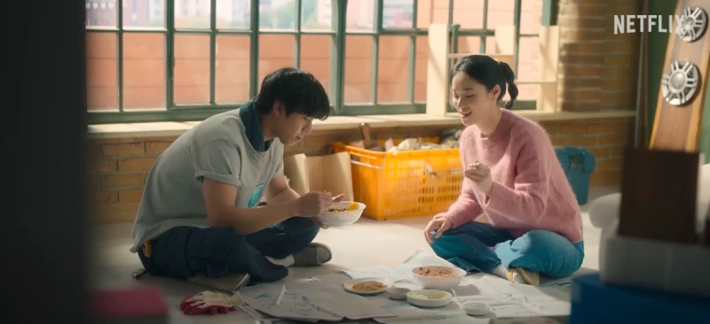 어느 실내를 배경으로 신문지 위에 짜장면을 즐겁게 먹고 있는 드라마 너의 시간 속으로의 구연준과 한준희 등장 씬