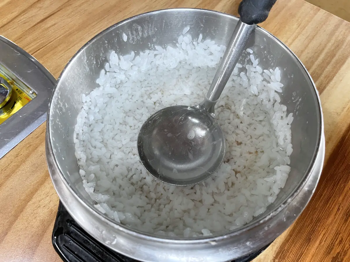 솥밥에 물을 넣어 누룽지를 만든 모습