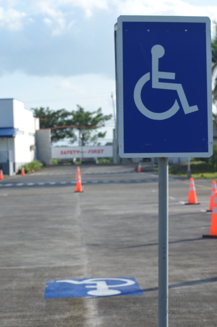 주차장에 장애인 안내 표지판이 있습니다