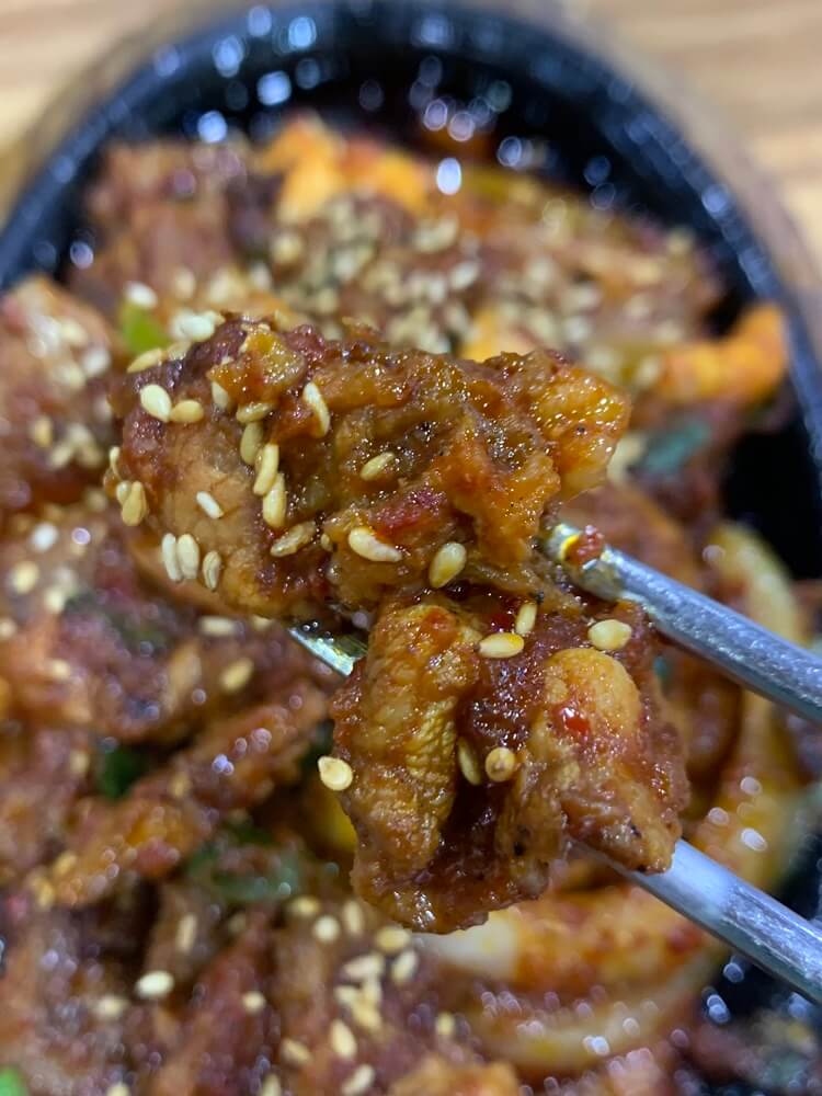 깨가 잔뜩 뿌려져있는 제육