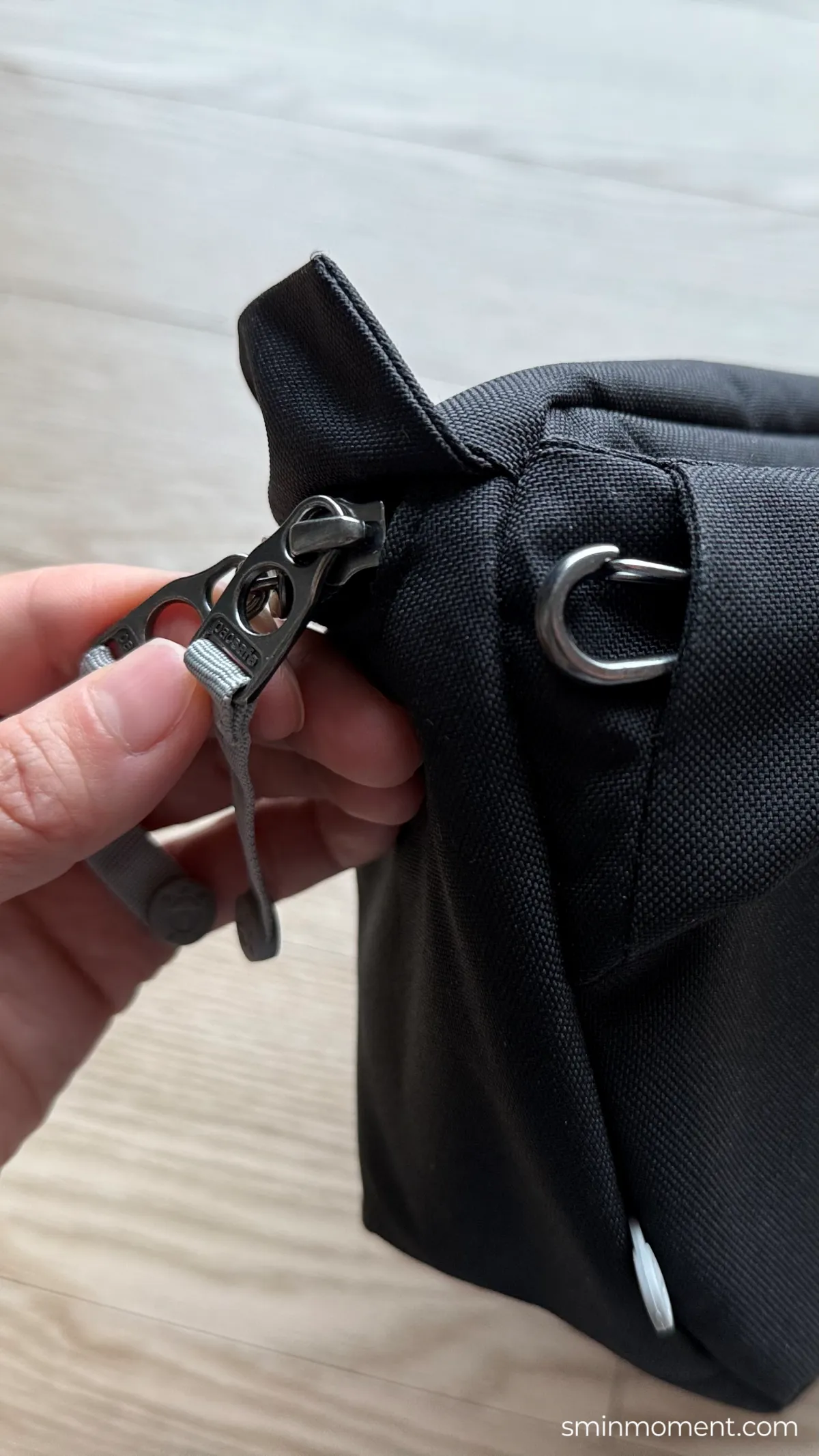 팩세이프가방-슬링백-안전클립-열린상태