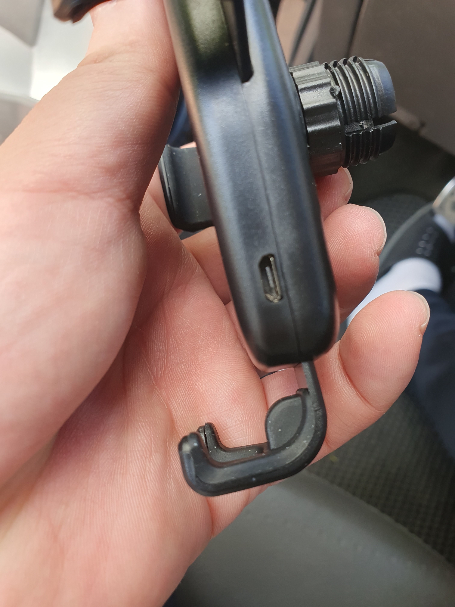 다이소에서 판매하는 무선충전 거치대 가격대가 싸서, 전원 케이블은 마이크로5핀 b타입을 사용한다.