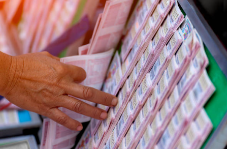 복권을 구매하는 사람들로 북적이는 로또 판매점