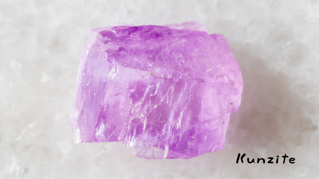 쿤자이트 - 사랑의 색을 지닌 보석