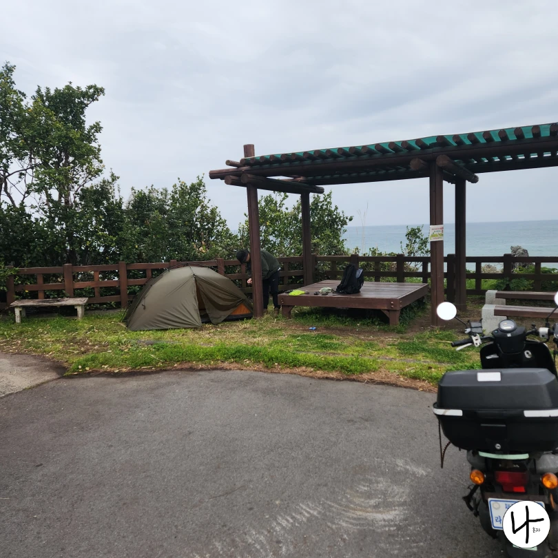 평상-옆-설치된-텐트